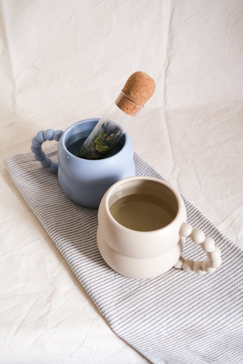 La tasse en céramique - La Confidente - Entre Deux Haies